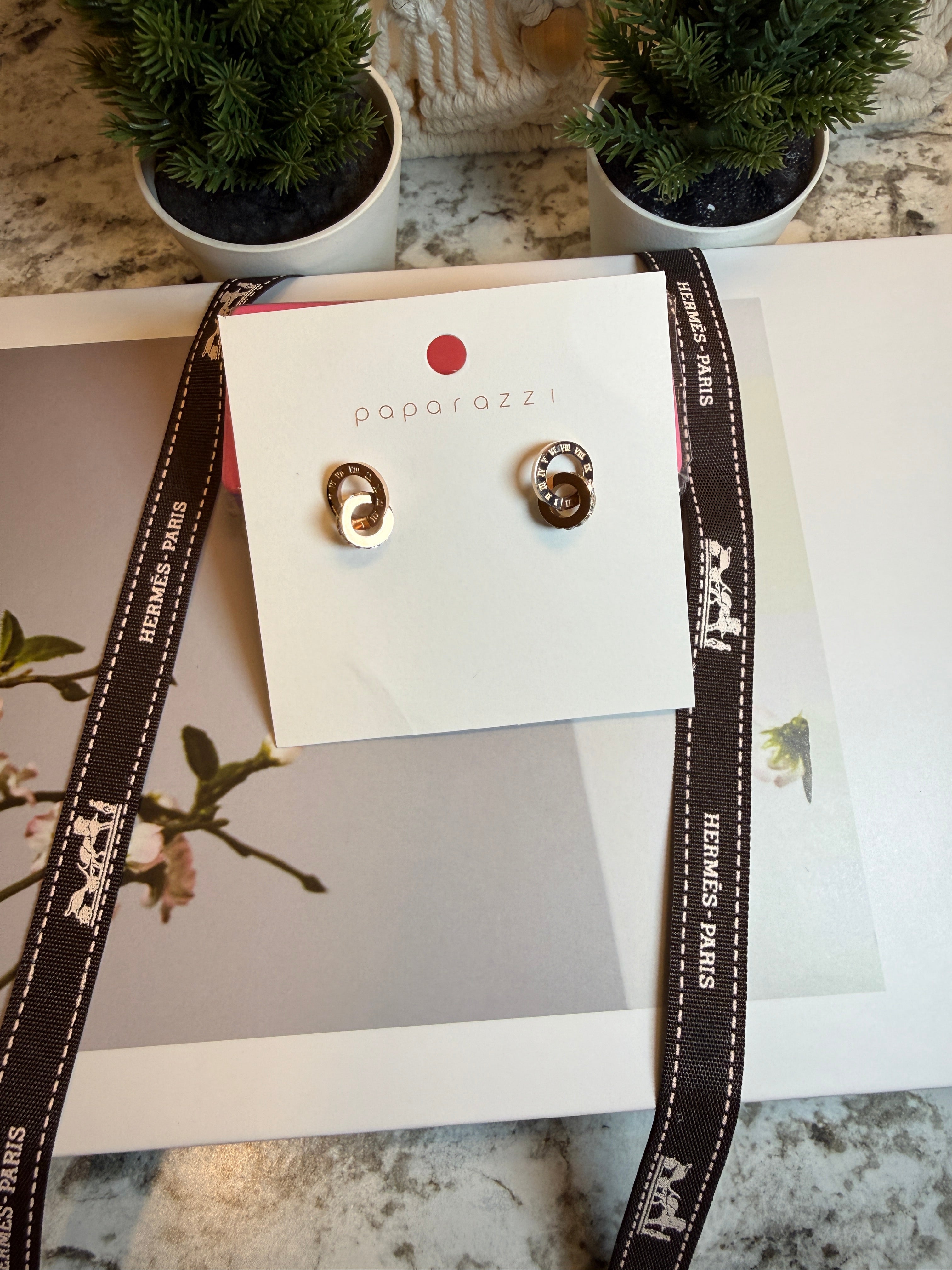 ✨ Elegant Gold Stud Earrings