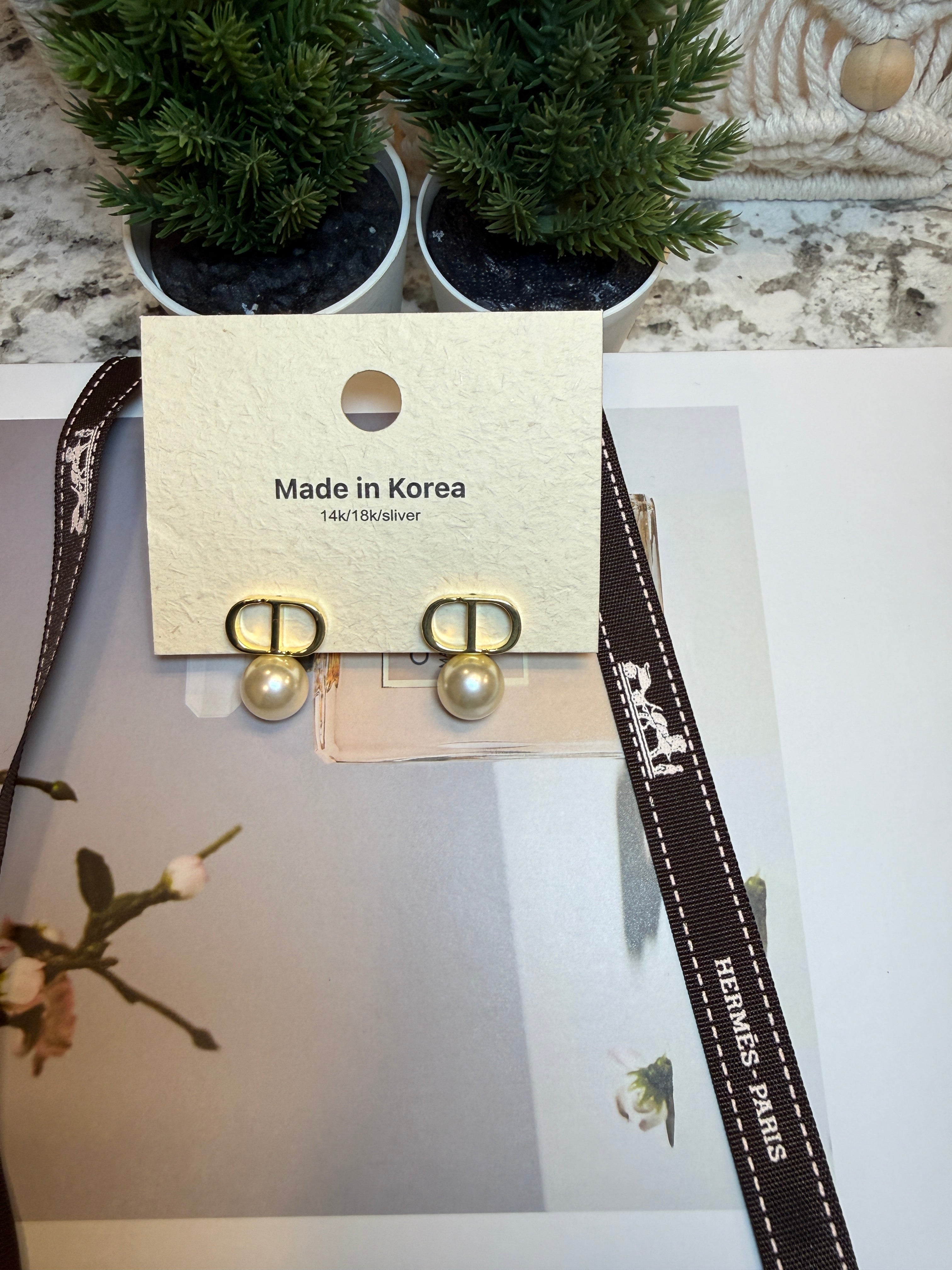 ✨ Elegant Gold Stud Earrings
